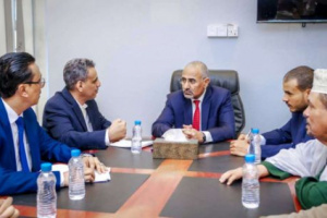 الرئيس الزُبيدي يتفقد سير العمل في وزارة الإدارة المحلية بعدن