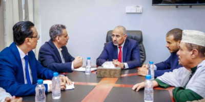 الرئيس الزُبيدي يتفقد سير العمل في وزارة الإدارة المحلية بعدن