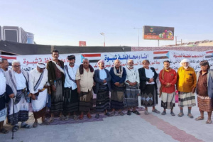 مشايخ قبائل نعمان يصلون إلى مخيم الاعتصام المفتوح بمدينة عتق