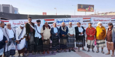 مشايخ قبائل نعمان يصلون إلى مخيم الاعتصام المفتوح بمدينة عتق