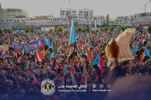 حضور جماهيري واسع في ساحة الاعتصام المفتوح بخور مكسر في أجواء ثورية حاشدة