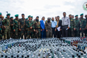 إدارة مكافحة المخدرات بقوات الحزام الأمني تتلف (2795) قارورة وعلبة من الخمور المهربة