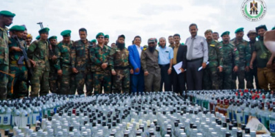 إدارة مكافحة المخدرات بقوات الحزام الأمني تتلف (2795) قارورة وعلبة من الخمور المهربة