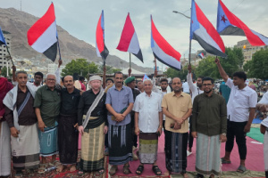 شخصيات قبلية ومجتمعية وأكاديمية من قبائل كندة تنضم للاعتصام المفتوح بساحة "القرار قرارنا" بالمكلا