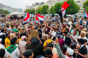 أبناء مدينتي الحامي والديس الشرقية يشاركون جماهيرياً في ساحة الاعتصام بالمكلا