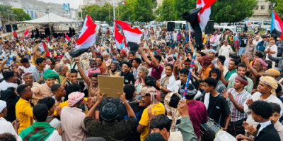 أبناء مدينتي الحامي والديس الشرقية يشاركون جماهيرياً في ساحة الاعتصام بالمكلا