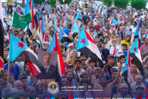 حشود جماهيرية من أبين وشبوة وعدن تشعل ساحة اعتصام خور مكسر في يومها الثاني عشر