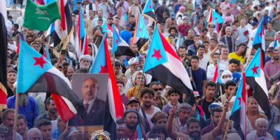 حشود جماهيرية من أبين وشبوة وعدن تشعل ساحة اعتصام خور مكسر في يومها الثاني عشر