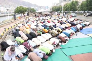 بدعوة من انتقالي حضرموت .. جموع من المصلين يؤدون صلاة الجمعة في ساحة الاعتصام بالمكلا