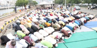 بدعوة من انتقالي حضرموت .. جموع من المصلين يؤدون صلاة الجمعة في ساحة الاعتصام بالمكلا