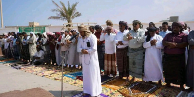 أبناء سقطرى يؤدون صلاة الجمعة في ساحة الاعتصام المفتوح تحت شعار "الثبات والتمكين"