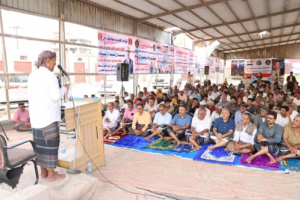 أبناء أبين يؤدون صلاة "جمعة الثبات والتمكين" في ساحة الاعتصام بزنجبار