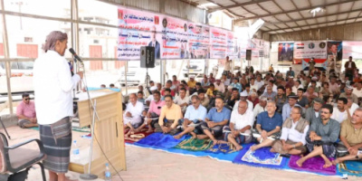 أبناء أبين يؤدون صلاة "جمعة الثبات والتمكين" في ساحة الاعتصام بزنجبار