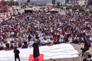 حشود غفيرة تؤدي صلاة الجمعة في ساحة الاعتصام بالعاصمة عدن تحت شعار "الثبات والتمكين