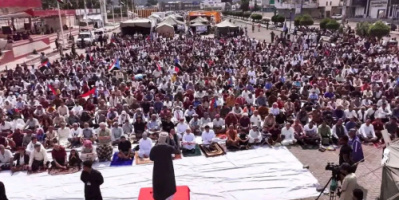 حشود غفيرة تؤدي صلاة الجمعة في ساحة الاعتصام بالعاصمة عدن تحت شعار "الثبات والتمكين