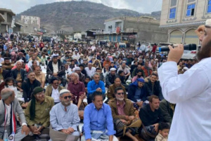 أبناء الضالع يؤدون صلاة الجمعة في ساحة الاعتصام المفتوح تحت شعار "الثبات والتمكين"