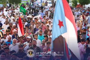 ساحة اعتصام خور مكسر تستقبل حشودًا جماهيرية من الأزارق الضالع والمنصورة