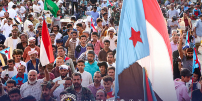 ساحة اعتصام خور مكسر تستقبل حشودًا جماهيرية من الأزارق الضالع والمنصورة