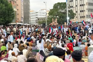 وفد حاشد من دوعن يشارك في ساحة الاعتصام بالمكلا برقصة من التراث الشعبي الدوعني
