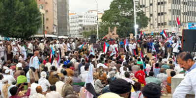 وفد حاشد من دوعن يشارك في ساحة الاعتصام بالمكلا برقصة من التراث الشعبي الدوعني