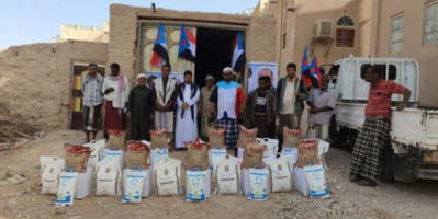 انتقالي وادي العين وحورة يوزع مساعدات غذائية على الأسر