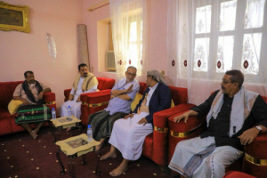رئيس حلف قبائل حضرموت يزور أسرة شهيد الهبة الحضرمية عمر بازنبور