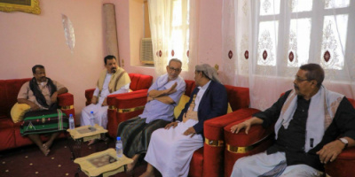 رئيس حلف قبائل حضرموت يزور أسرة شهيد الهبة الحضرمية عمر بازنبور