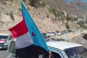 تجمع حاشد لأبناء مديريات يافع في منطقة العسكرية للانطلاق نحو ساحة العروض بعدن للمشاركة في الاعتصام المفتوح