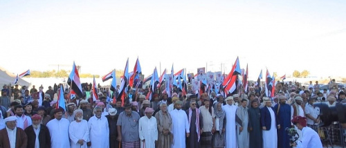 شيوخ ووجهاء مديرية حات ومناطق بلحاف ينضمون إلى ساحة الاعتصام الشعبي المفتوح بمدينة الغيضة