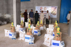 انتقالي المهرة يدشّن المرحلة الثالثة من توزيع السلال الغذائية للأسر الأشد احتياجًا