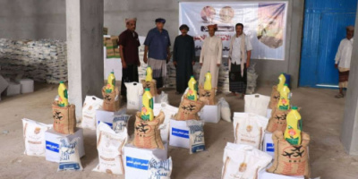انتقالي المهرة يدشّن المرحلة الثالثة من توزيع السلال الغذائية للأسر الأشد احتياجًا