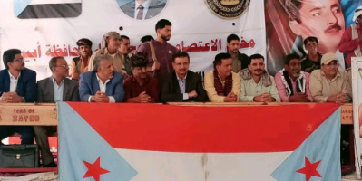 أبناء أبين يواصلون الاعتصام المفتوح دعمًا لاستعادة الدولة الجنوبية