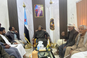 رئيس انتقالي المهرة يناقش مع مشايخ ووجهاء مديرية حات الأوضاع العامة بالمديرية