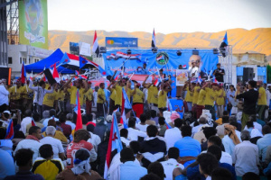 مقادمة وأعضاء فرقة أبو سراجين للألعاب الشعبية بمديرية غيل باوزير ينضمون إلى ساحة الاعتصام بالمكلا