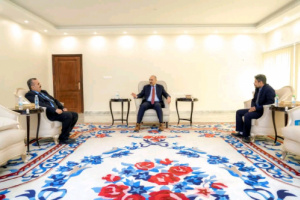 الرئيس الزُبيدي يشدد على أهمية تطوير البنى التحتية لمطار عدن الدولي