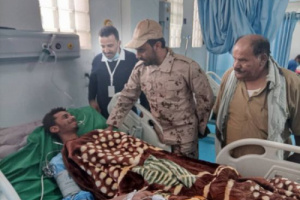 قائد أركان دفاع شبوة يتفقد جرحى القوات الجنوبية بمستشفى بن زايد في عتق