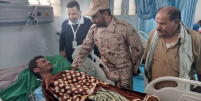 قائد أركان دفاع شبوة يتفقد جرحى القوات الجنوبية بمستشفى بن زايد في عتق