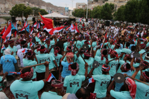 مقادمة وأعضاء فرقة قشمر للألعاب الشعبية بمديرية غيل باوزير ينضمون إلى ساحة الاعتصام بالمكلا