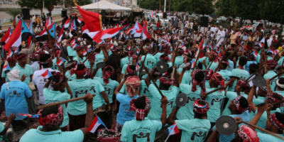 مقادمة وأعضاء فرقة قشمر للألعاب الشعبية بمديرية غيل باوزير ينضمون إلى ساحة الاعتصام بالمكلا