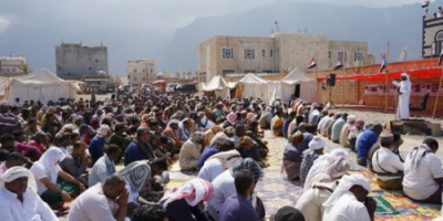 جماهير سقطرى تؤدي صلاة الجمعة في ساحة اعتصام حديبو
