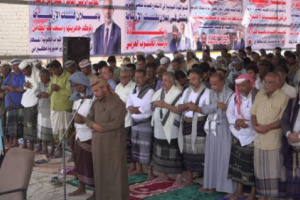 أبناء دلتا أبين يؤدون صلاة الجمعة بمخيم اعتصام زنجبار