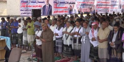 أبناء دلتا أبين يؤدون صلاة الجمعة بمخيم اعتصام زنجبار