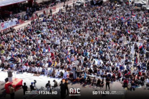 حشود غفيرة تؤدي صلاة الجمعة في ساحة اعتصام العروض بعدن