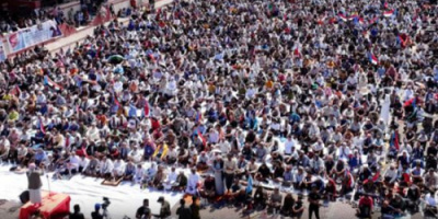 حشود غفيرة تؤدي صلاة الجمعة في ساحة اعتصام العروض بعدن