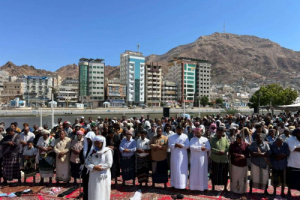 جموع من المصلين يؤدون صلاة &ldquo;جمعة الجنوب العربي لكل وبكل أبنائه&rdquo; في ساحة الاعتصام بالمكلا