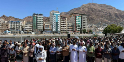 جموع من المصلين يؤدون صلاة &ldquo;جمعة الجنوب العربي لكل وبكل أبنائه&rdquo; في ساحة الاعتصام بالمكلا