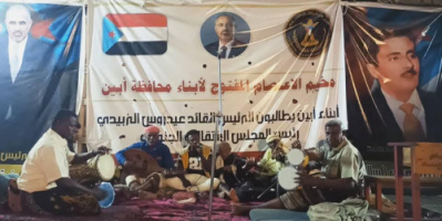 مخيم اعتصام زنجبار يحتضن أمسية فنية ثورية أحياها نخبة من فناني أبين