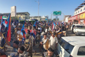 حشود من قبائل باكازم بساحة العروض تطالب بدولة الجنوب