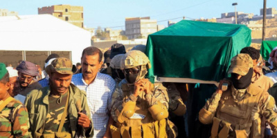 في موكب جنائزي مهيب.. باتيس يشارك في تشييع جثمان الشهيد البطل عمر العمودي بالمكلا