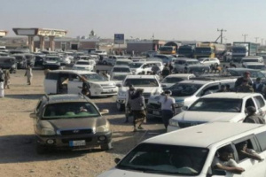 تدفق الجماهير المشاركة في مليونية سيئون عبر البوابة الشرقية لحضرموت